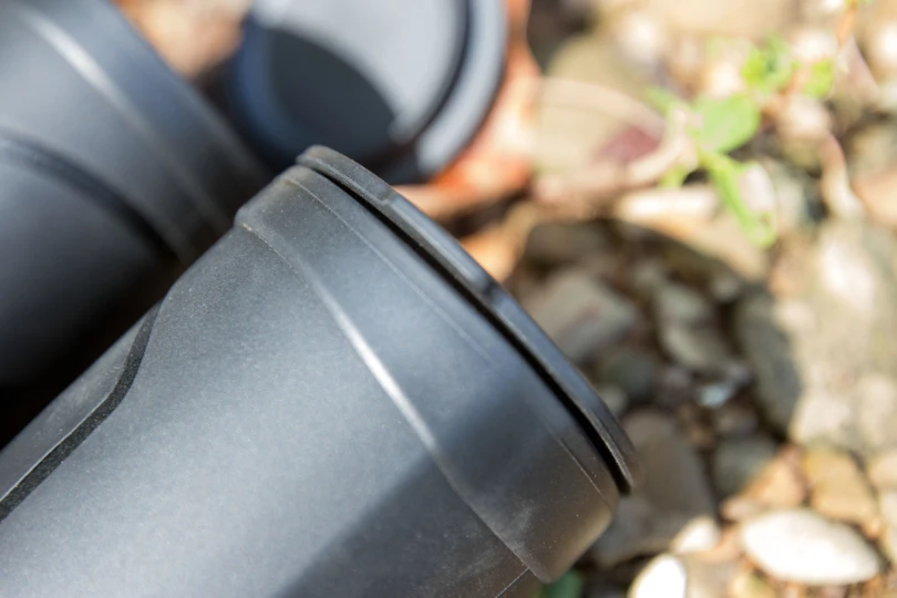 lenscoverzeiss-810x540-1 The lens cover partially on binoculars